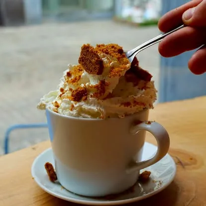 Tasse de chocolat chaud couverte de chantilly et de spéculoos