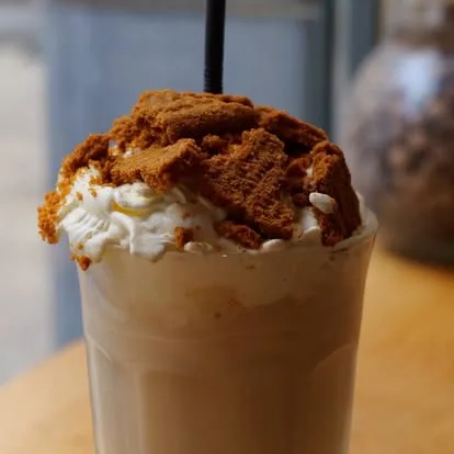 Frappé surmonté de chantilly et de morceaux de spéculoos