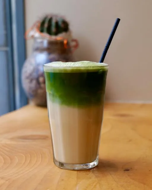 Iced matcha en deux couches, vert et blanc, dans un grand verre